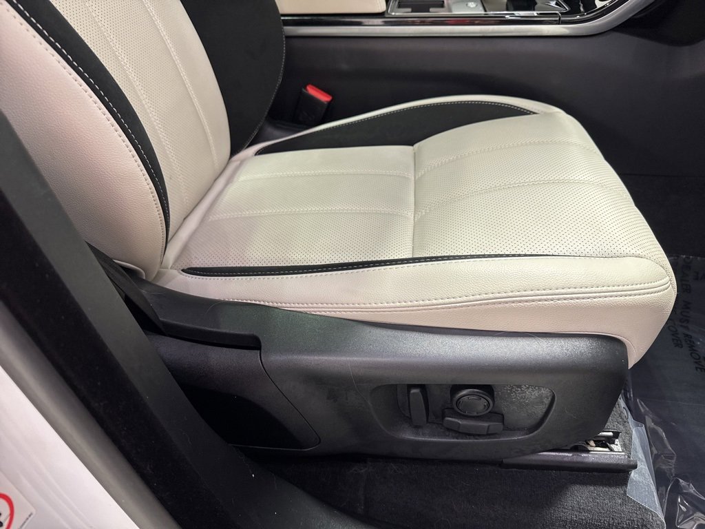 Used 2023 Land Rover Range Rover Velar R-Dynamic S image 31