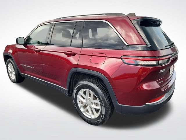Used 2023 Jeep Grand Cherokee Laredo AWD/4WD image 3
