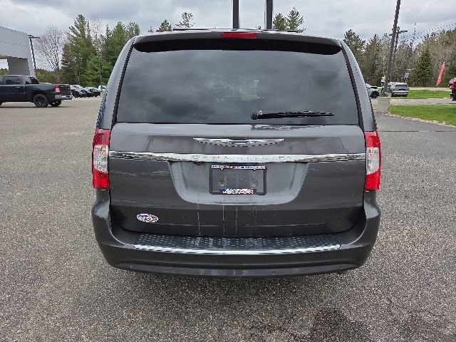 Used 2016 Chrysler Town & Country Touring-L FWD image 6