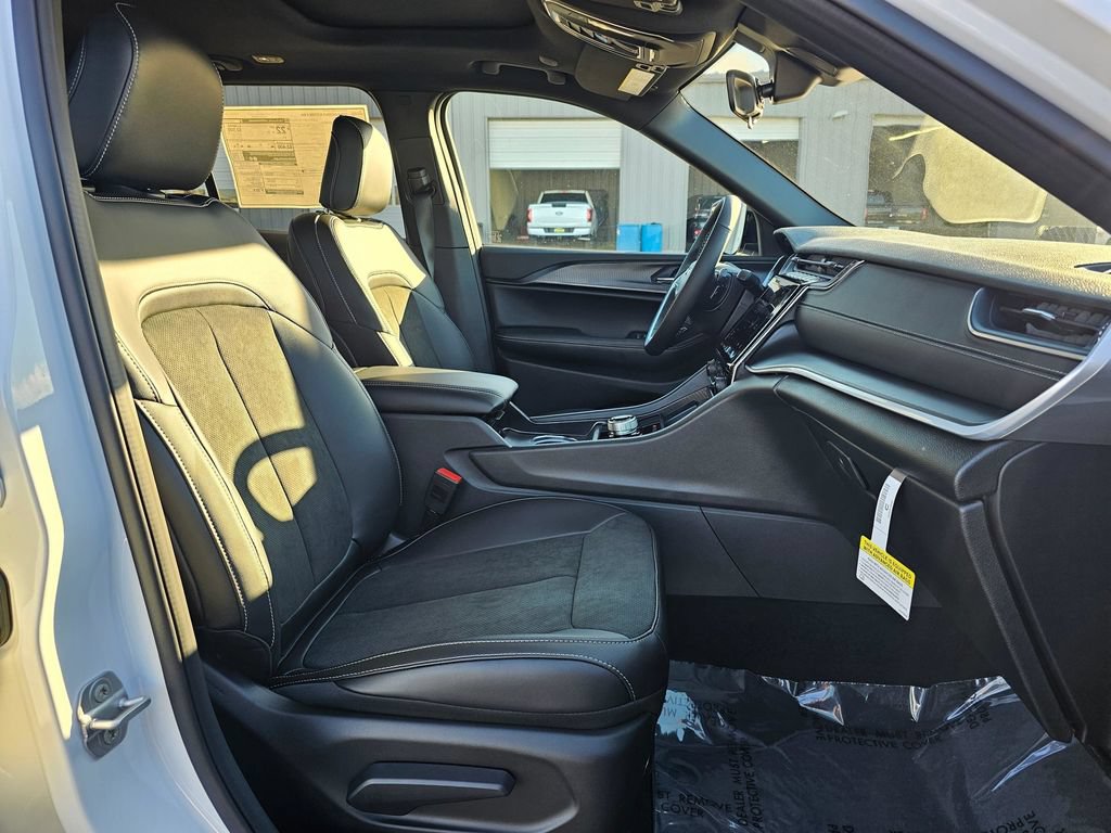 New 2025 Jeep Grand Cherokee Altitude AWD/4WD image 15