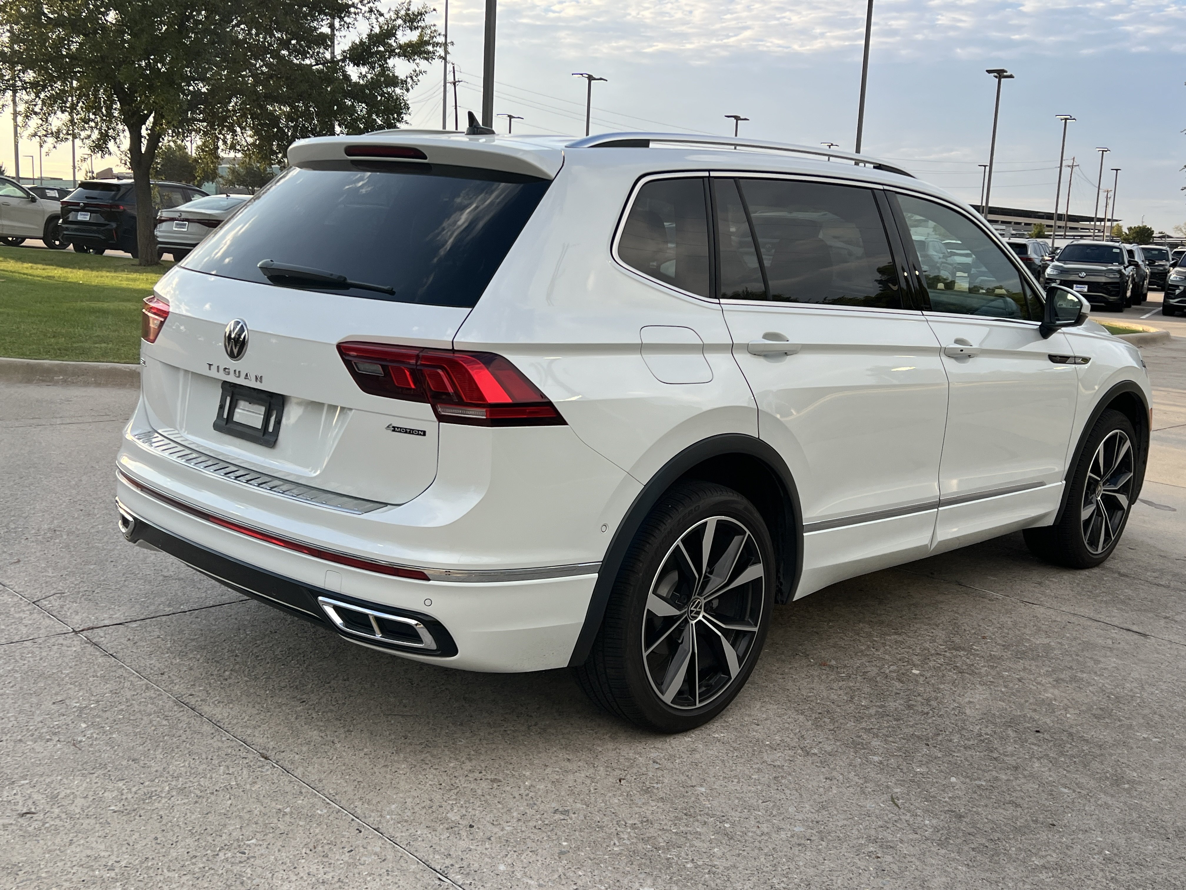 Certified 2022 Volkswagen Tiguan SEL R-Line AWD/4WD image 9