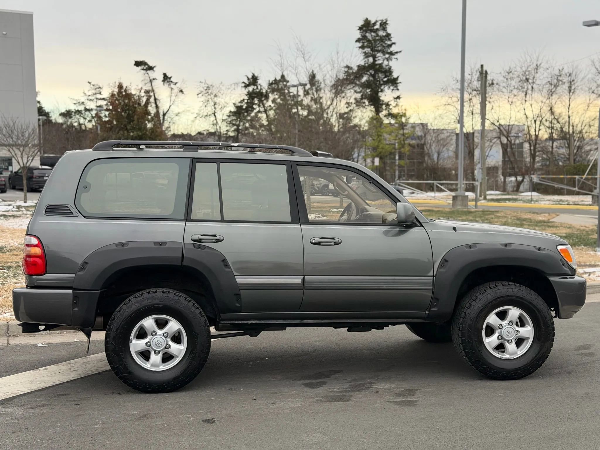 Used 2000 Toyota Land Cruiser Sport Utility 4D image 9