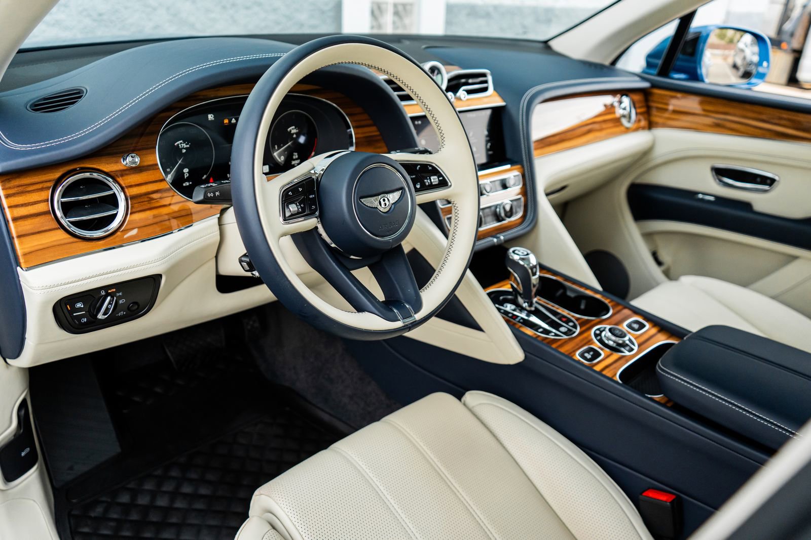 Used 2022 Bentley Bentayga image 31