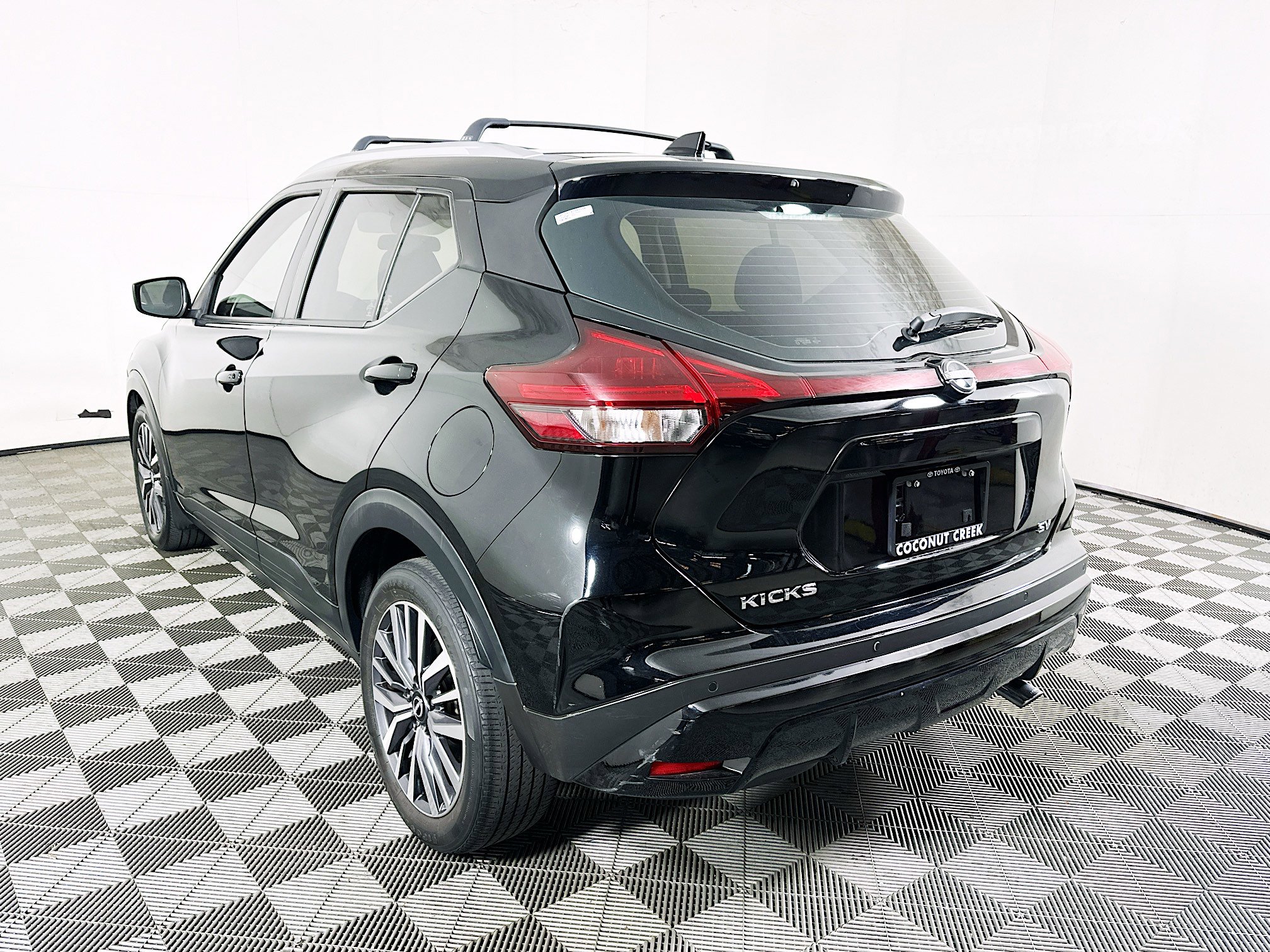 Used 2022 Nissan Kicks SV w/ Exterior Package FWD image 5