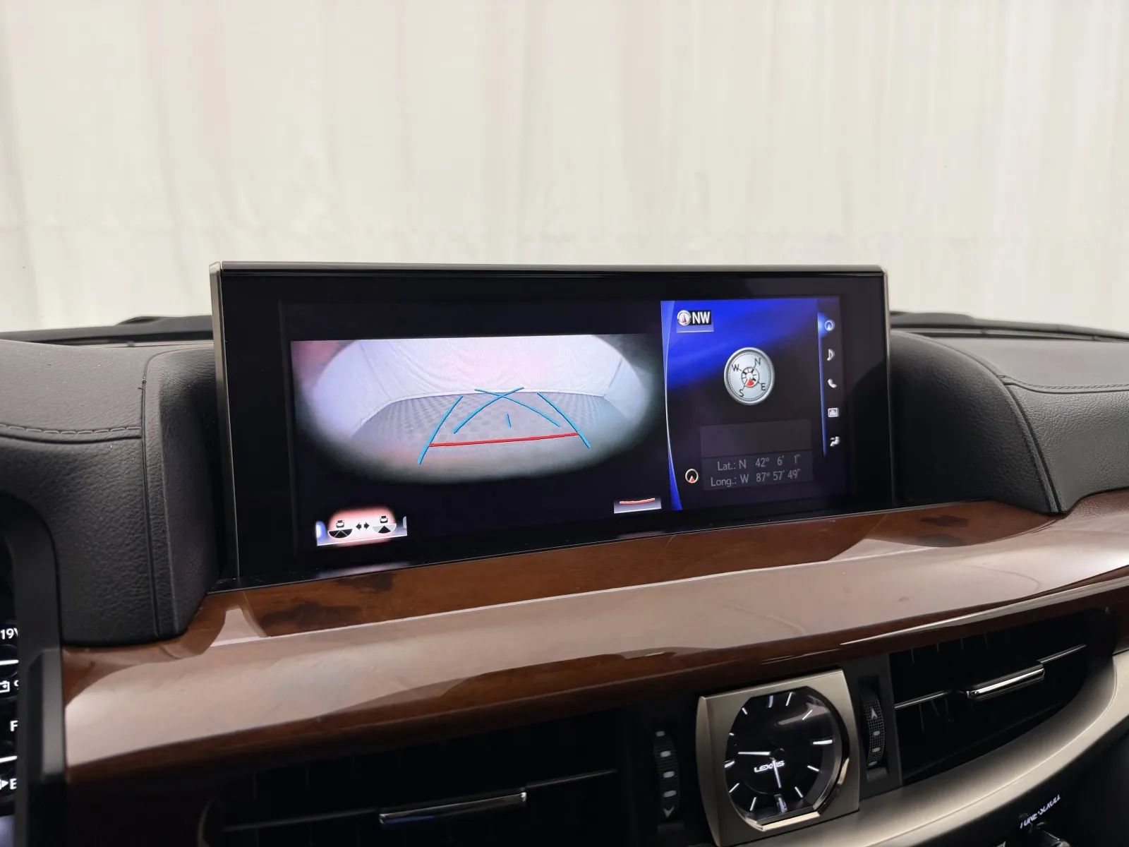 Used 2016 Lexus LX 570 4WD w/ Luxury Package image 18