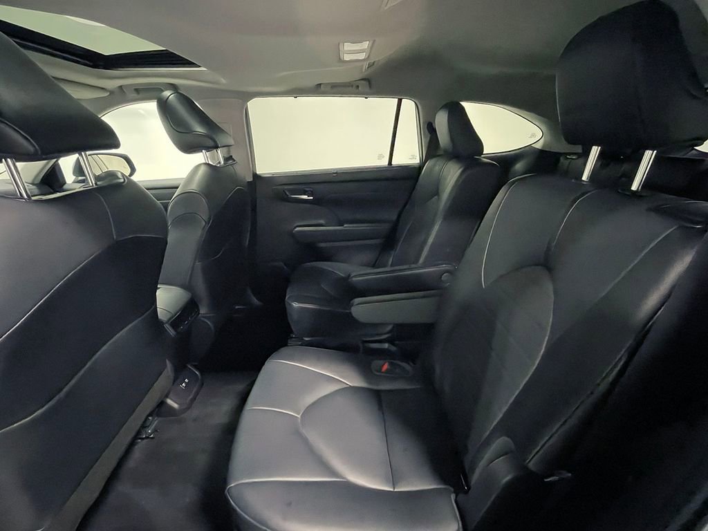 Used 2021 Toyota Highlander XLE image 18