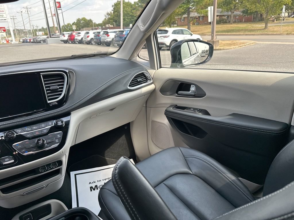 Used 2024 Chrysler Pacifica Touring-L image 14