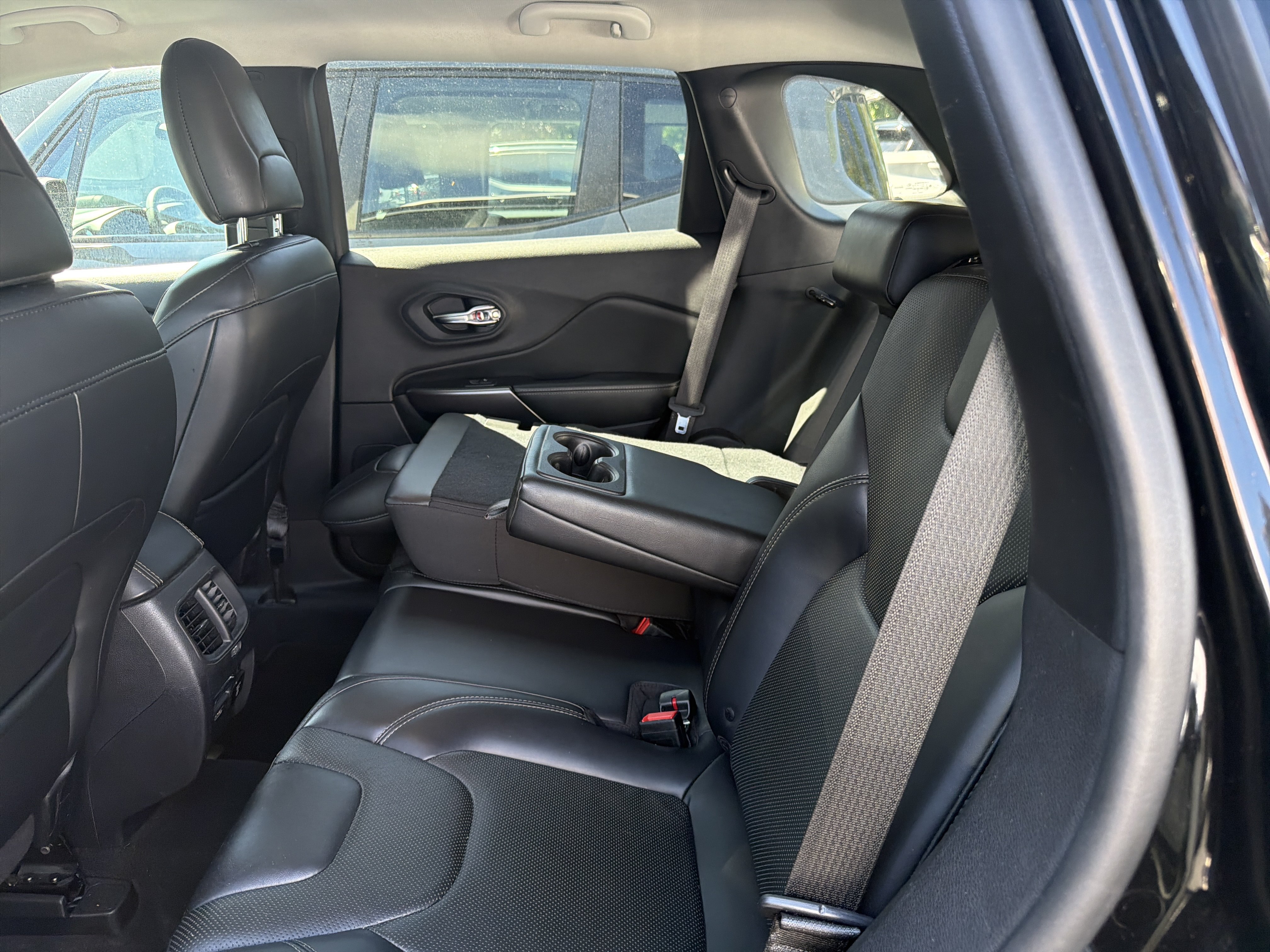 Used 2019 Jeep Cherokee Limited AWD/4WD image 9