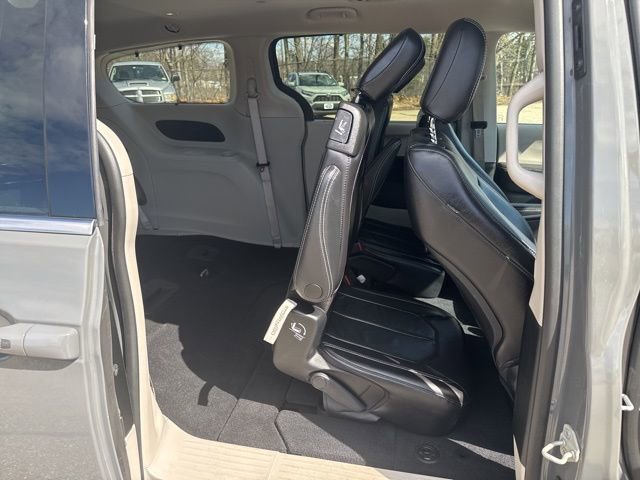 Used 2022 Chrysler Pacifica Touring-L image 15