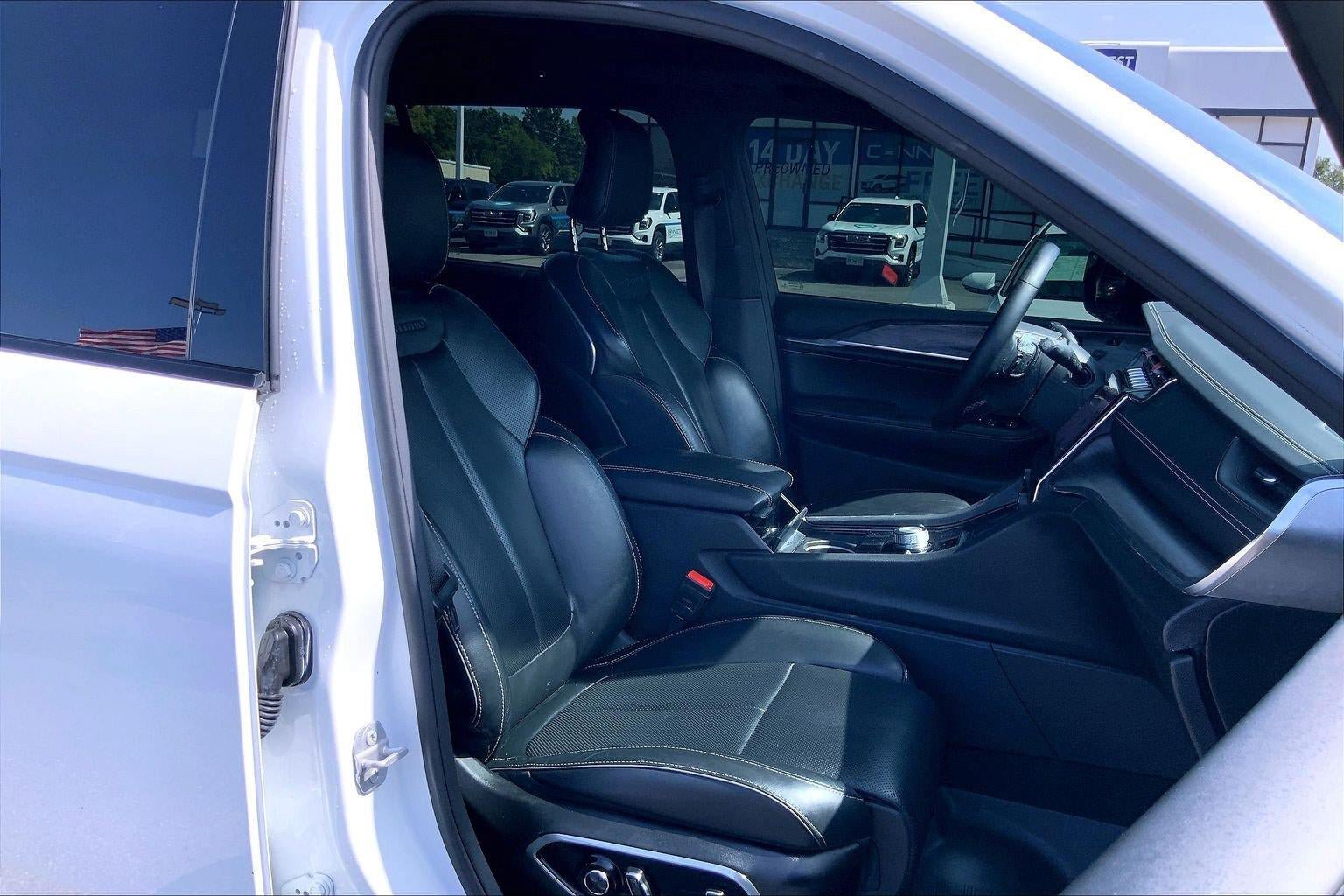 Used 2023 Jeep Grand Cherokee L Overland w/ Advanced Protech Group III AWD/4WD image 7