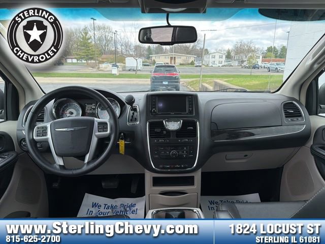 Used 2014 Chrysler Town & Country Touring FWD image 9