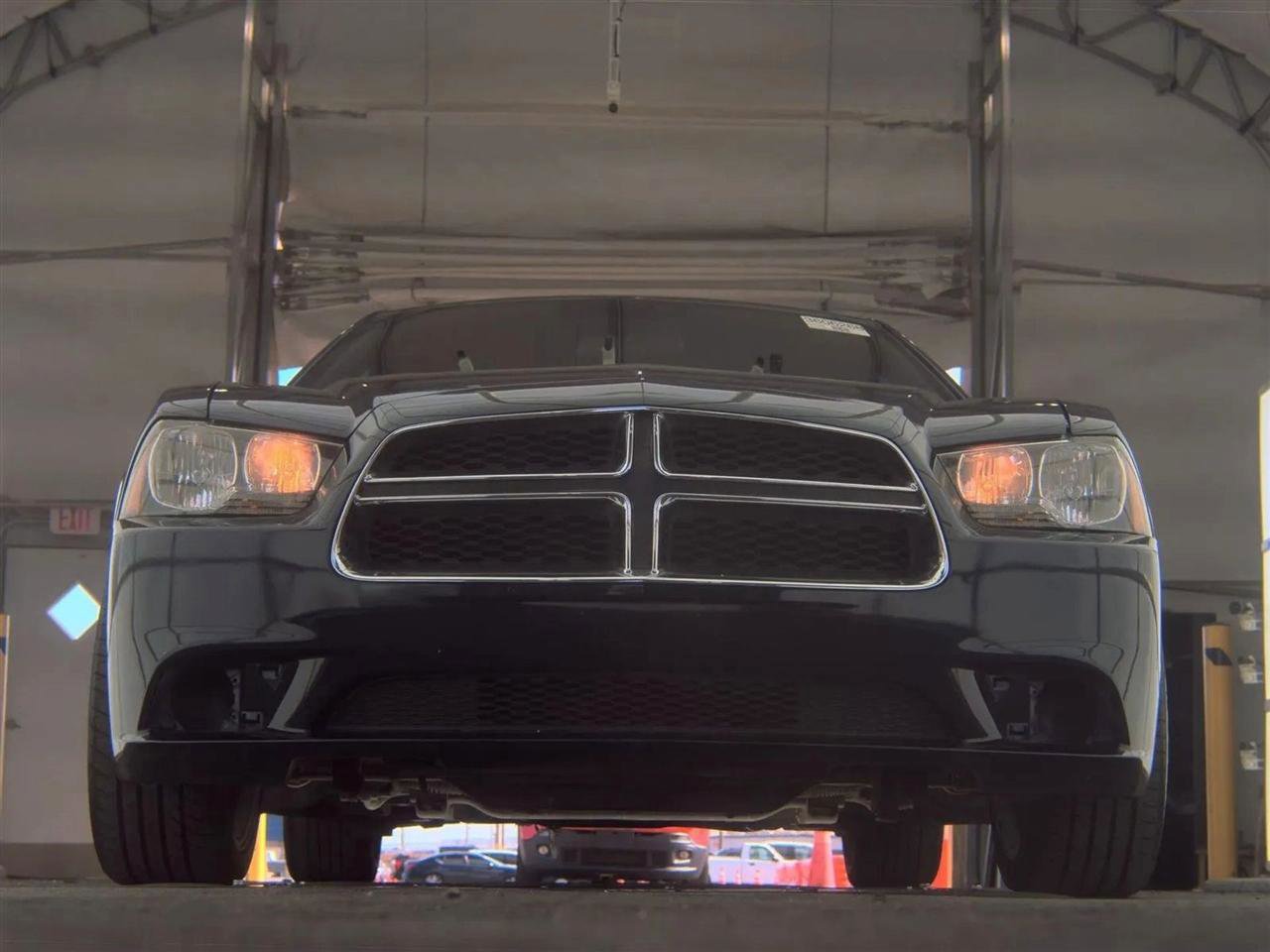 Used 2014 Dodge Charger SE RWD image 3