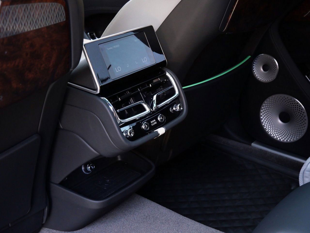 Used 2025 Bentley Bentayga Extended Wheelbase image 24