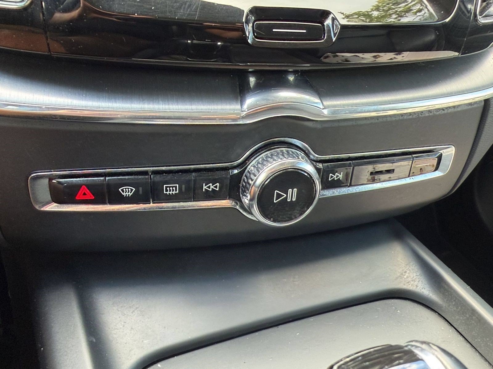Used 2019 Volvo XC60 T5 Momentum w/ Premium Package FWD image 18
