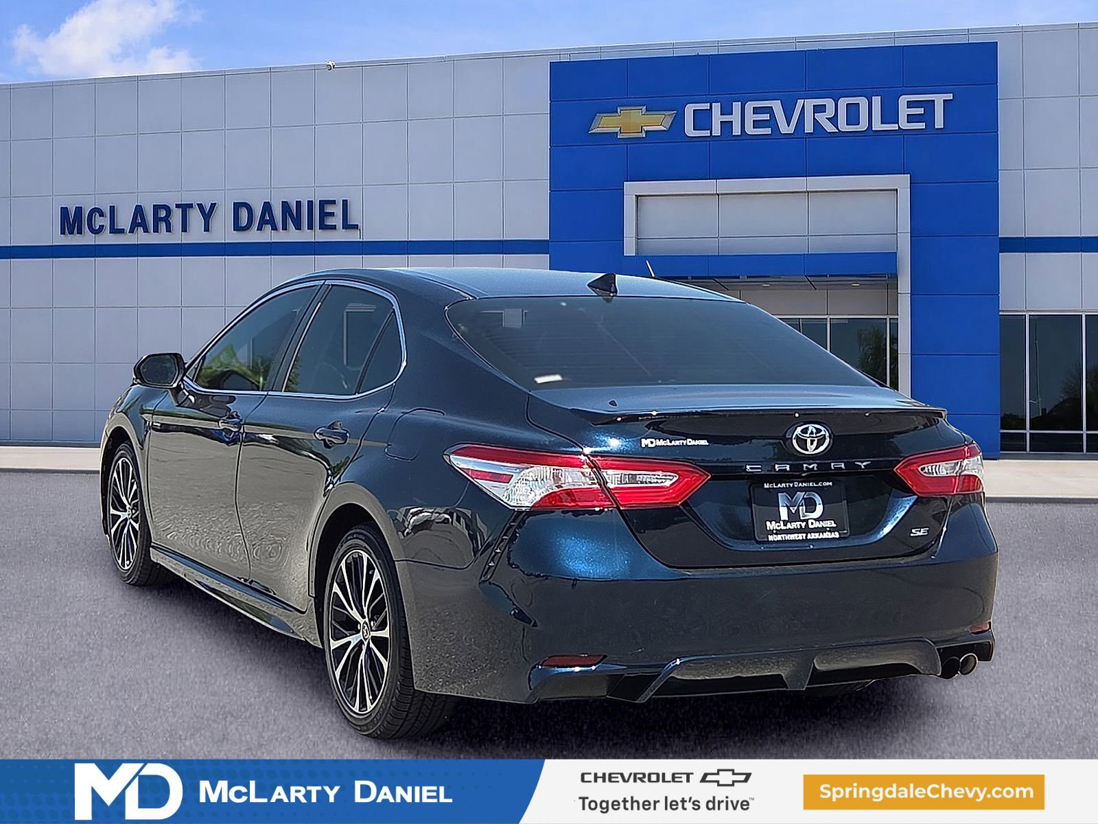 Used 2020 Toyota Camry SE w/ Convenience Package FWD image 4