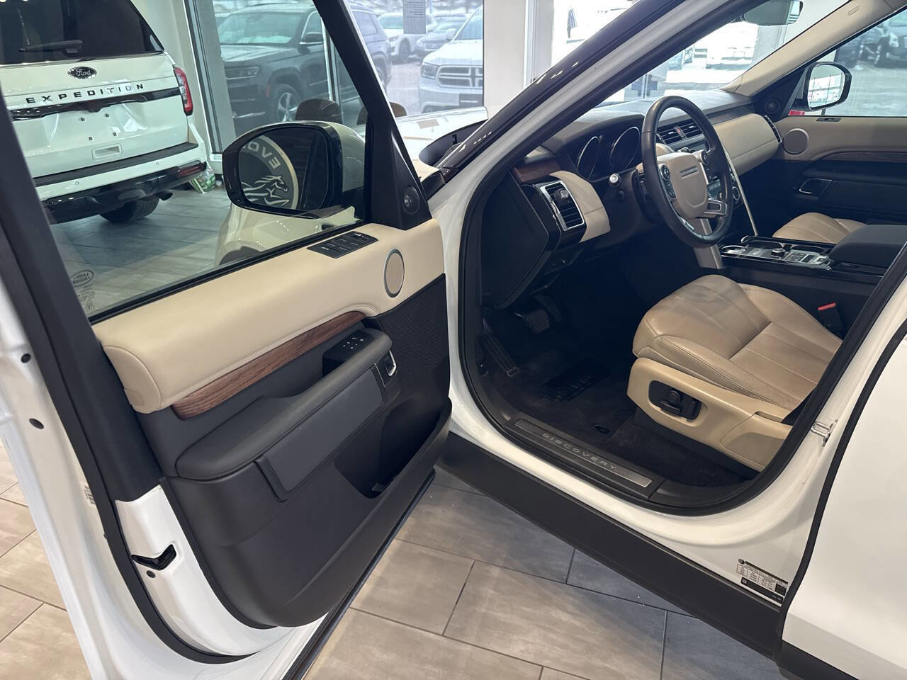 Used 2017 Land Rover Discovery HSE image 28