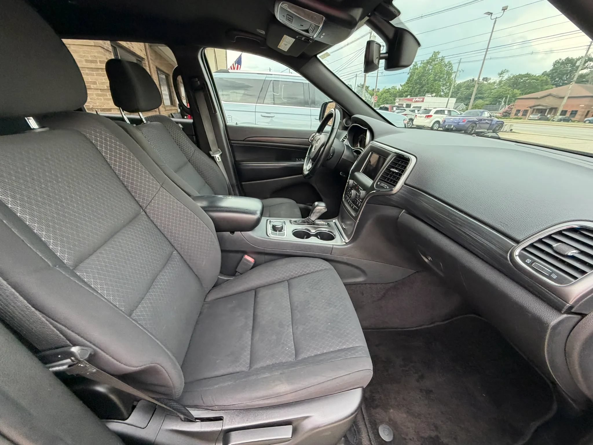 Used 2019 Jeep Grand Cherokee Laredo AWD/4WD image 11