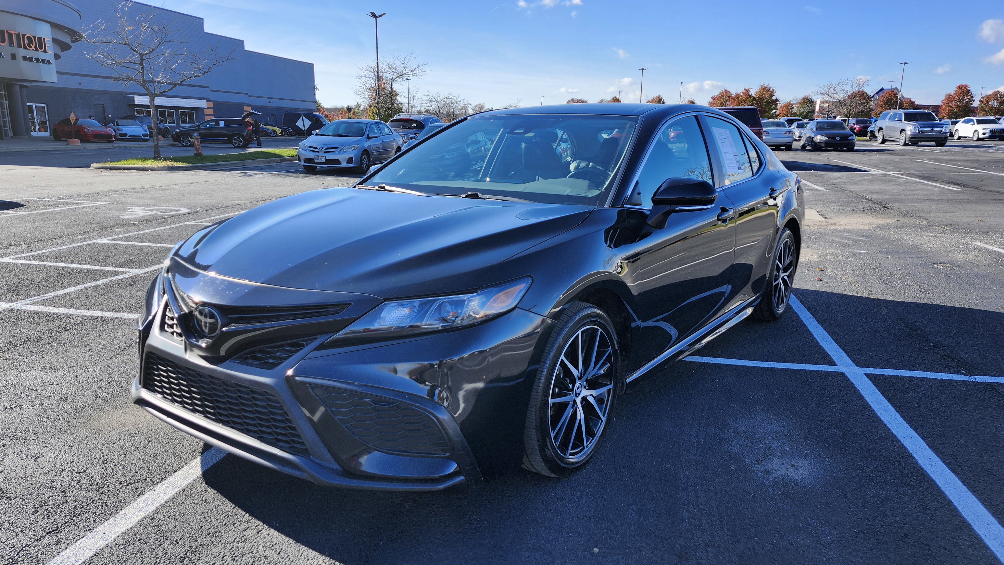 Used 2023 Toyota Camry SE image 3