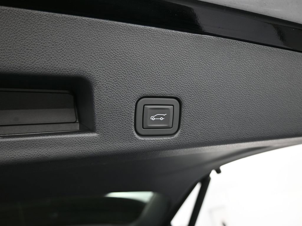 Used 2025 Chevrolet Traverse LT image 40