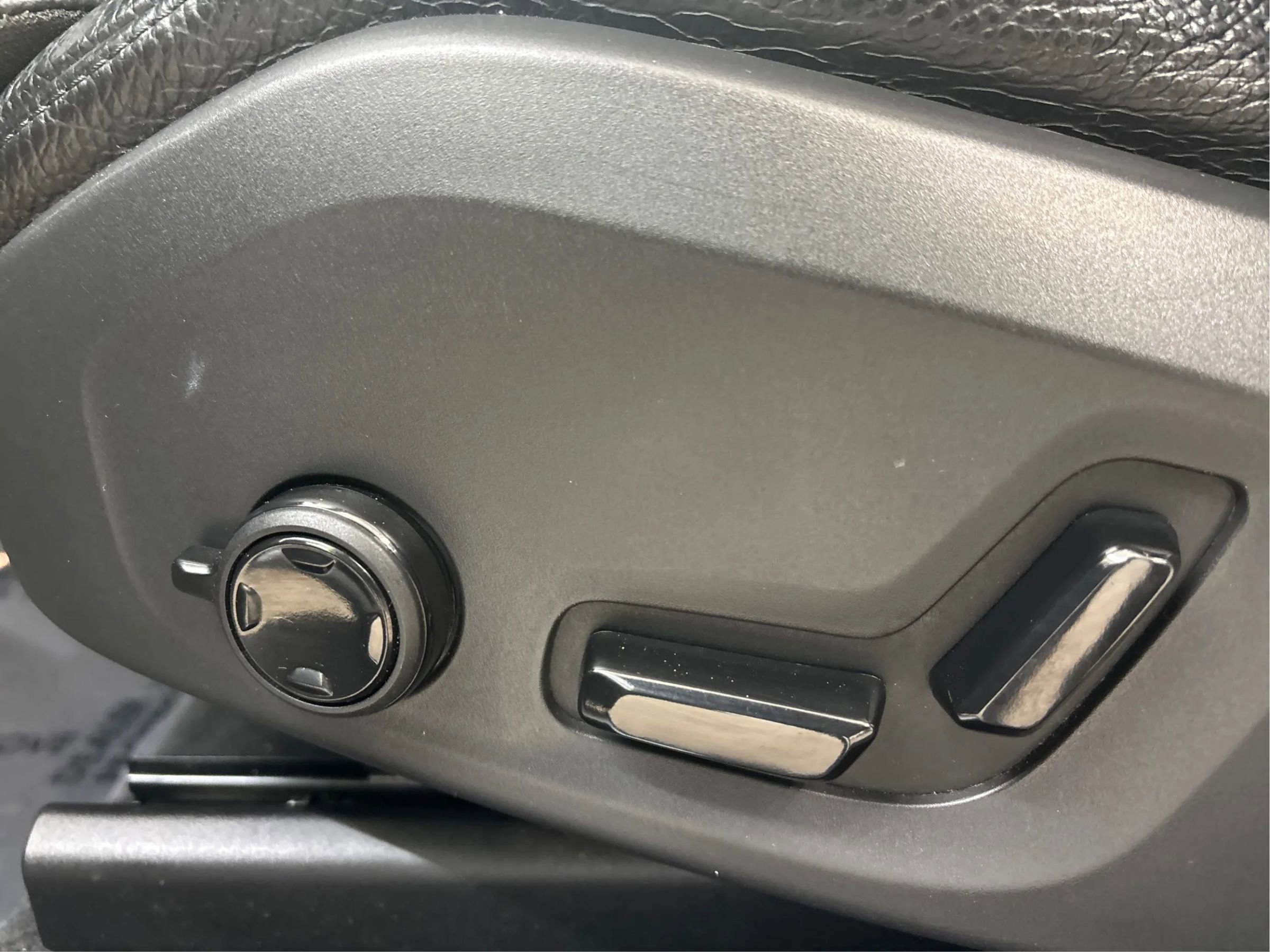 Used 2019 Volvo XC60 T5 Momentum w/ Multimedia Package image 25