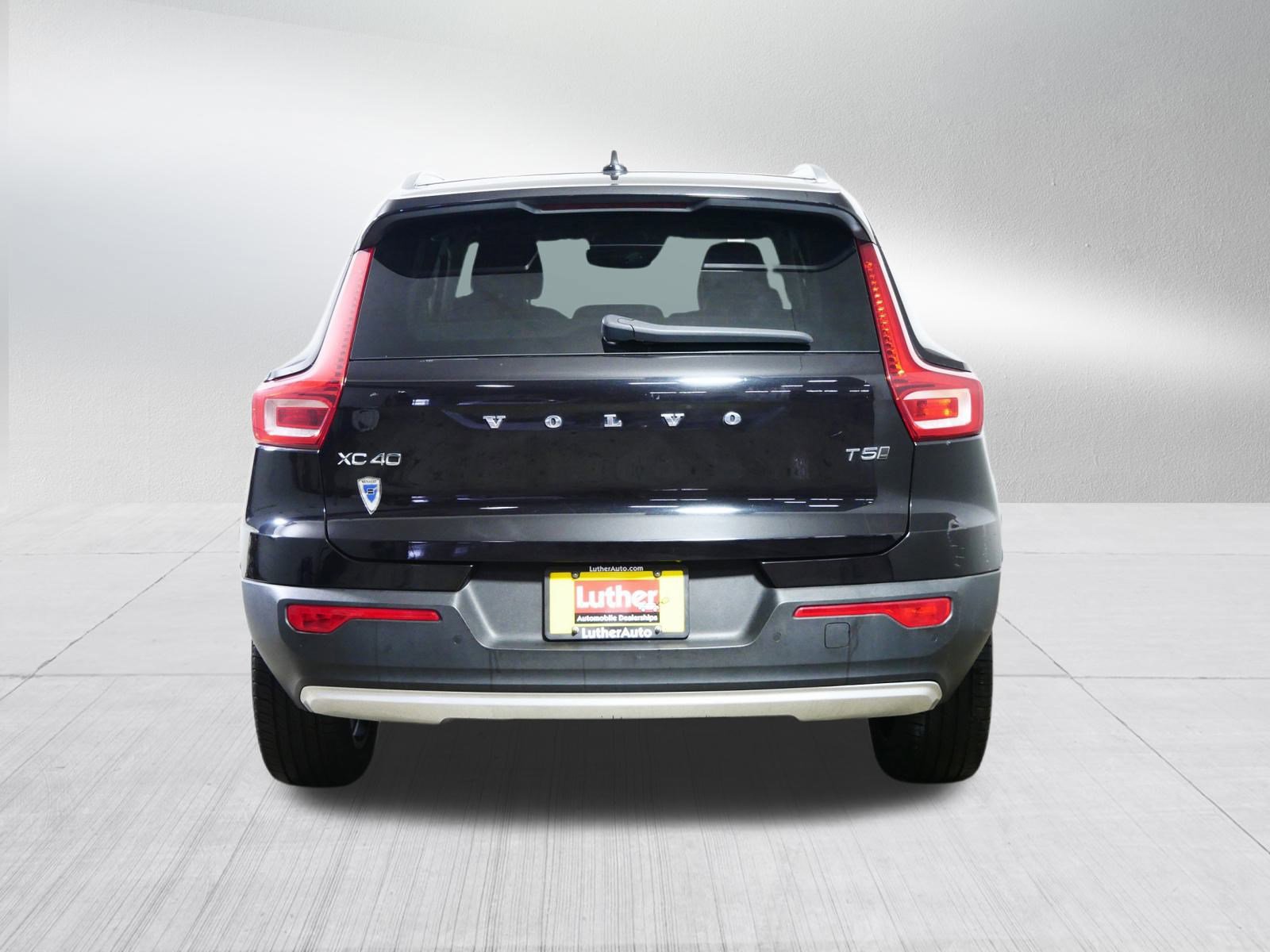 Used 2021 Volvo XC40 T5 Momentum image 6