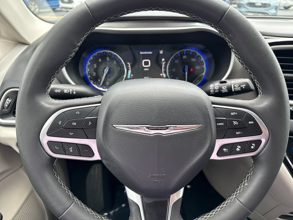 Used 2024 Chrysler Pacifica Touring-L FWD image 10
