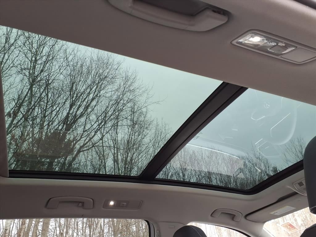 Used 2022 Volkswagen Tiguan SE w/ Panoramic Sunroof Package image 7