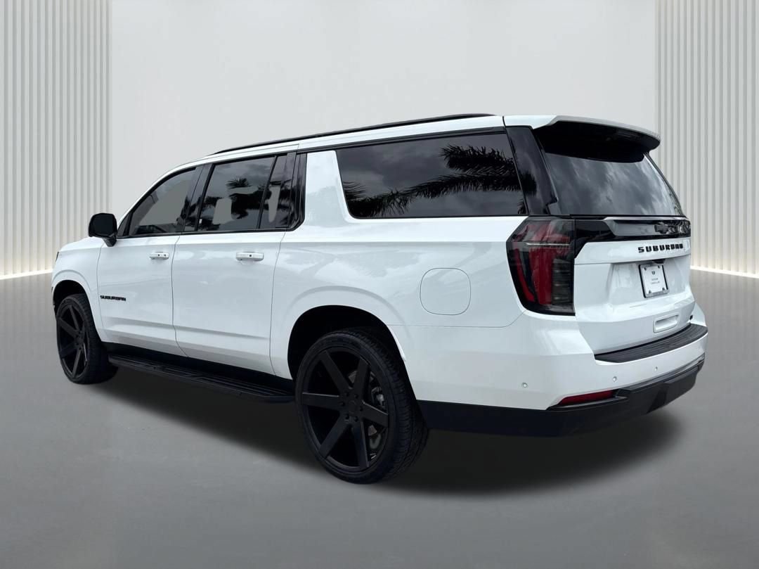 Used 2025 Chevrolet Suburban LT RWD image 7