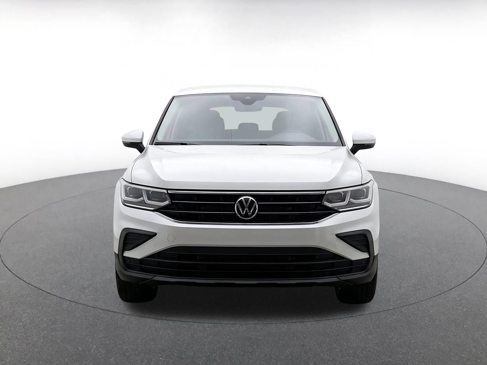 Used 2026 Volkswagen Tiguan SE AWD/4WD image 2