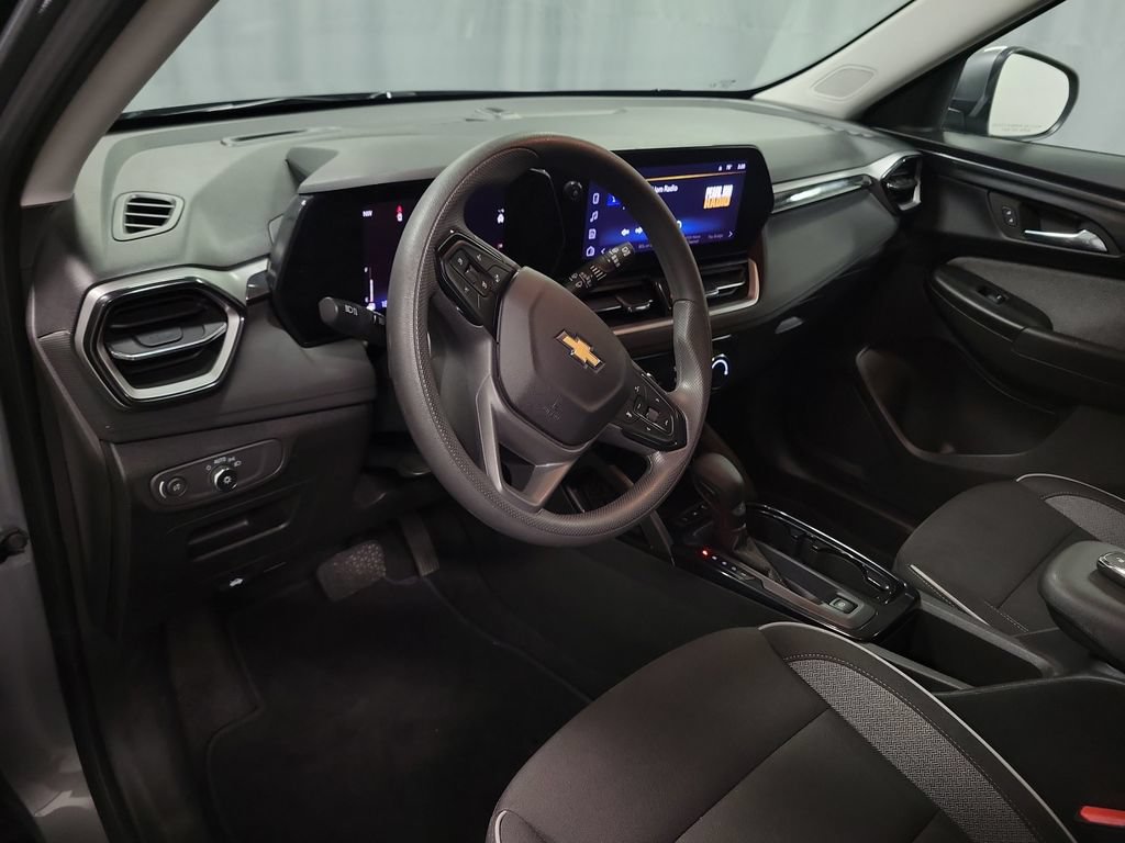 Used 2025 Chevrolet TrailBlazer LT FWD image 16
