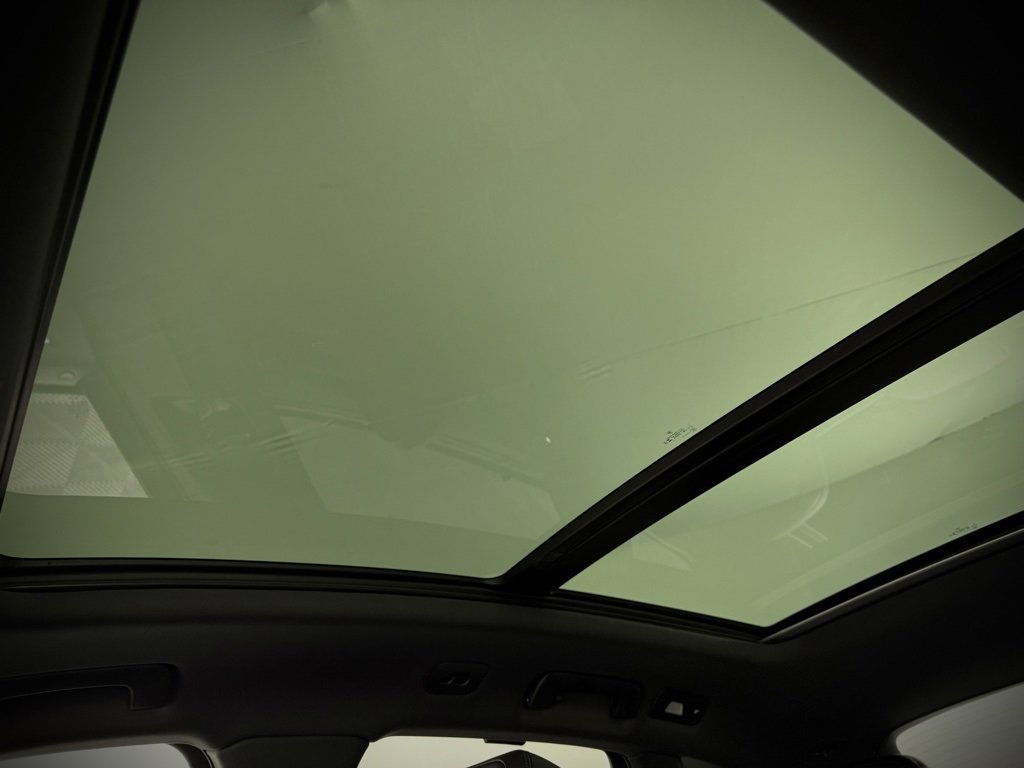 Certified 2025 Porsche Macan image 6