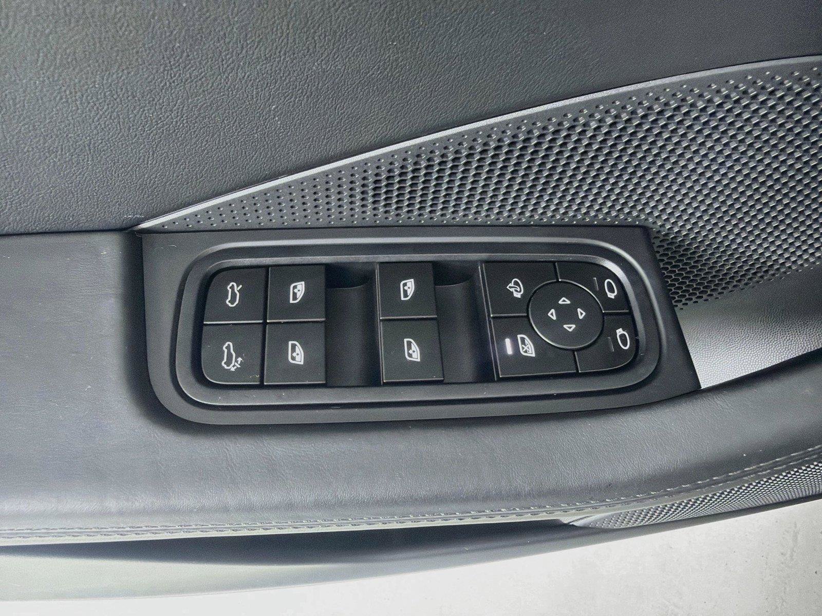 Certified 2025 Porsche Macan 4S Electric AWD/4WD image 9