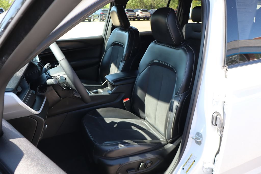Used 2024 Jeep Grand Cherokee Altitude AWD/4WD image 11