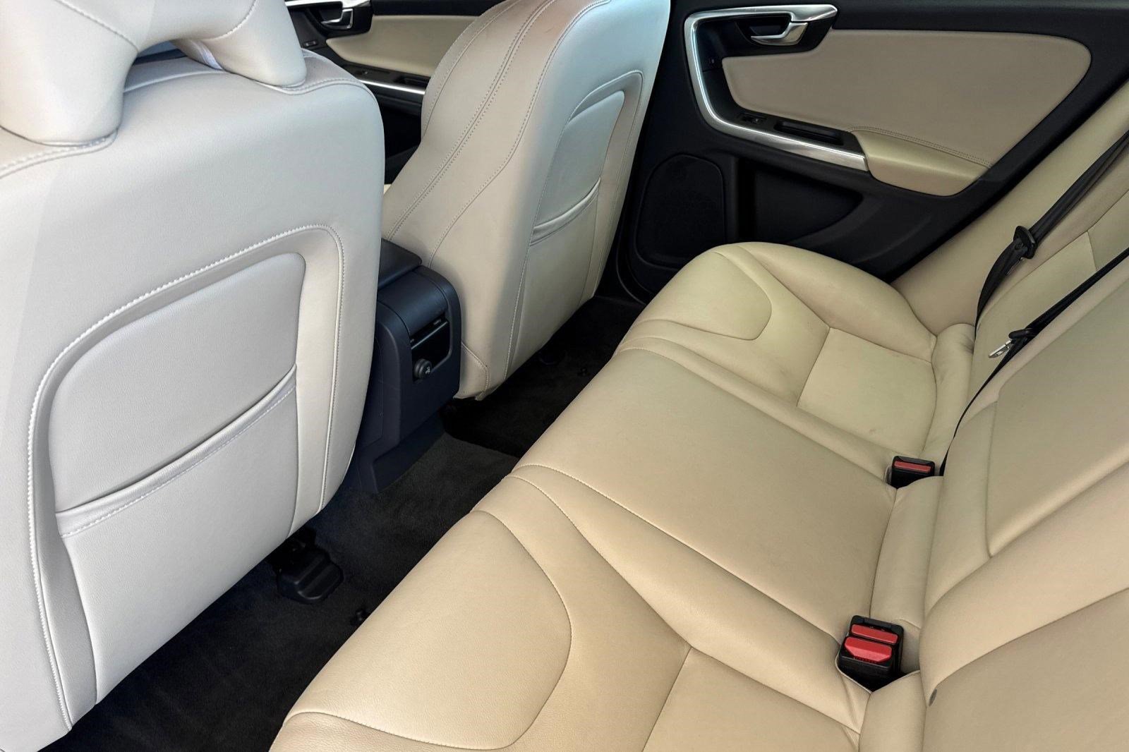 Used 2015 Volvo V60 T5 Premier w/ Convenience Package image 28