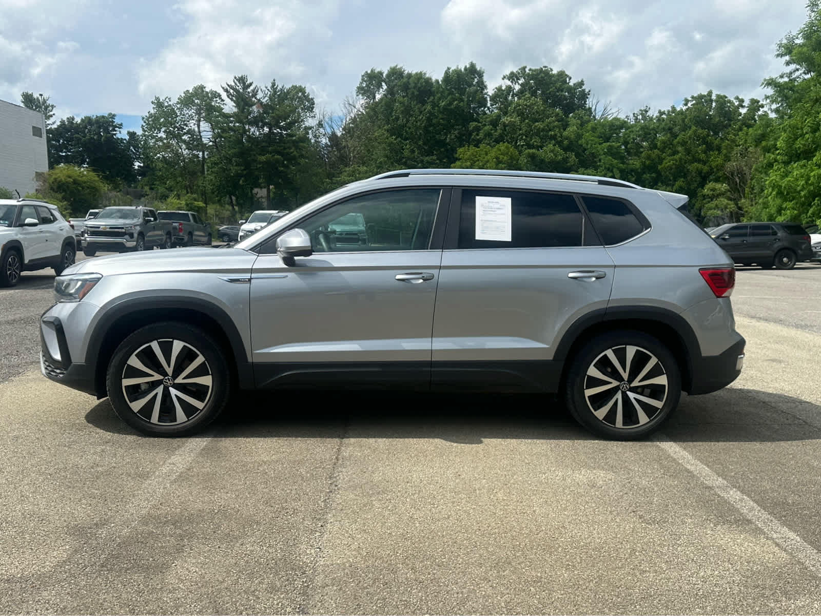 Used 2023 Volkswagen Taos SE w/ Panoramic Sunroof Package AWD/4WD image 4