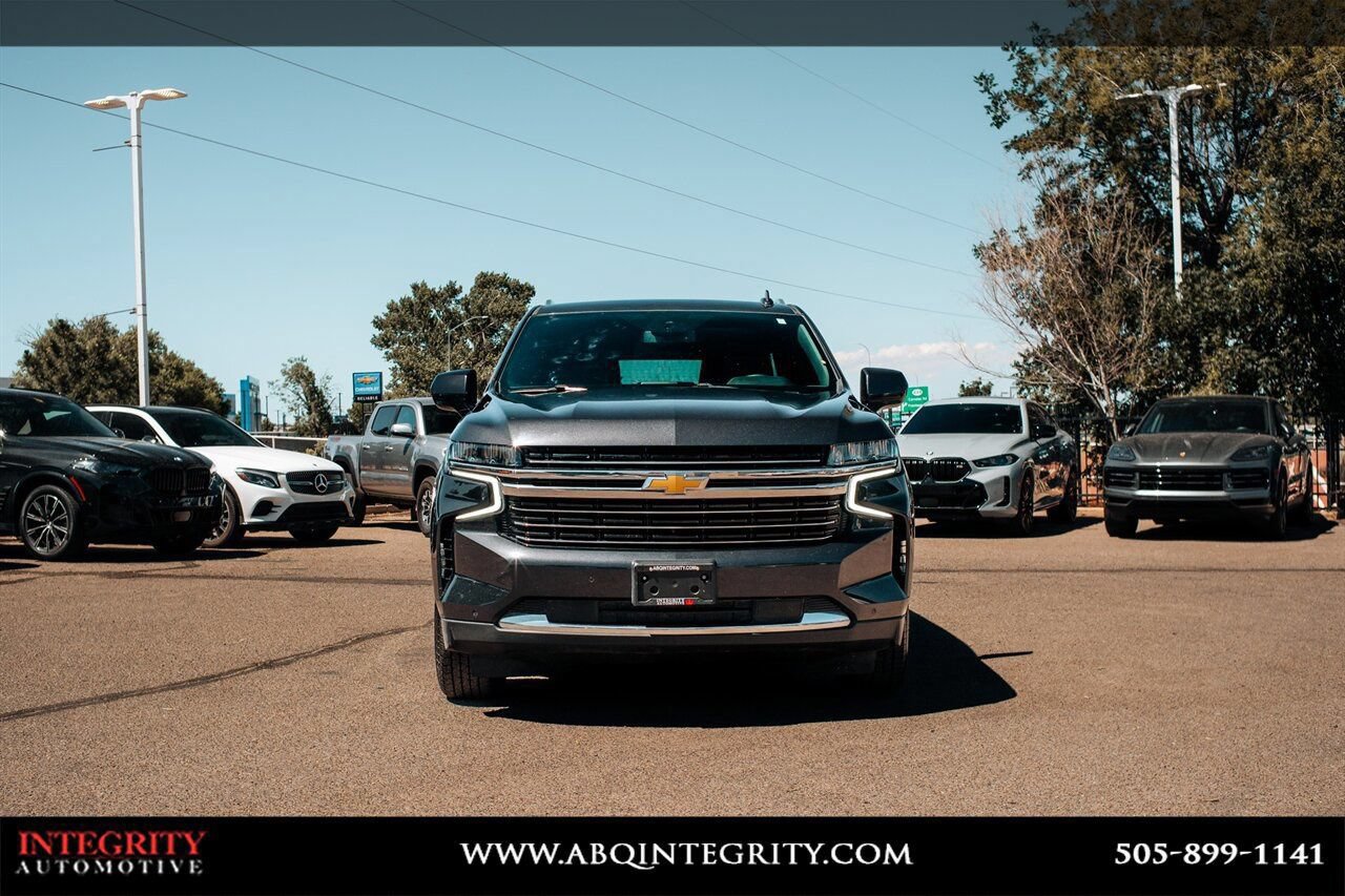 Used 2024 Chevrolet Suburban LT RWD image 2