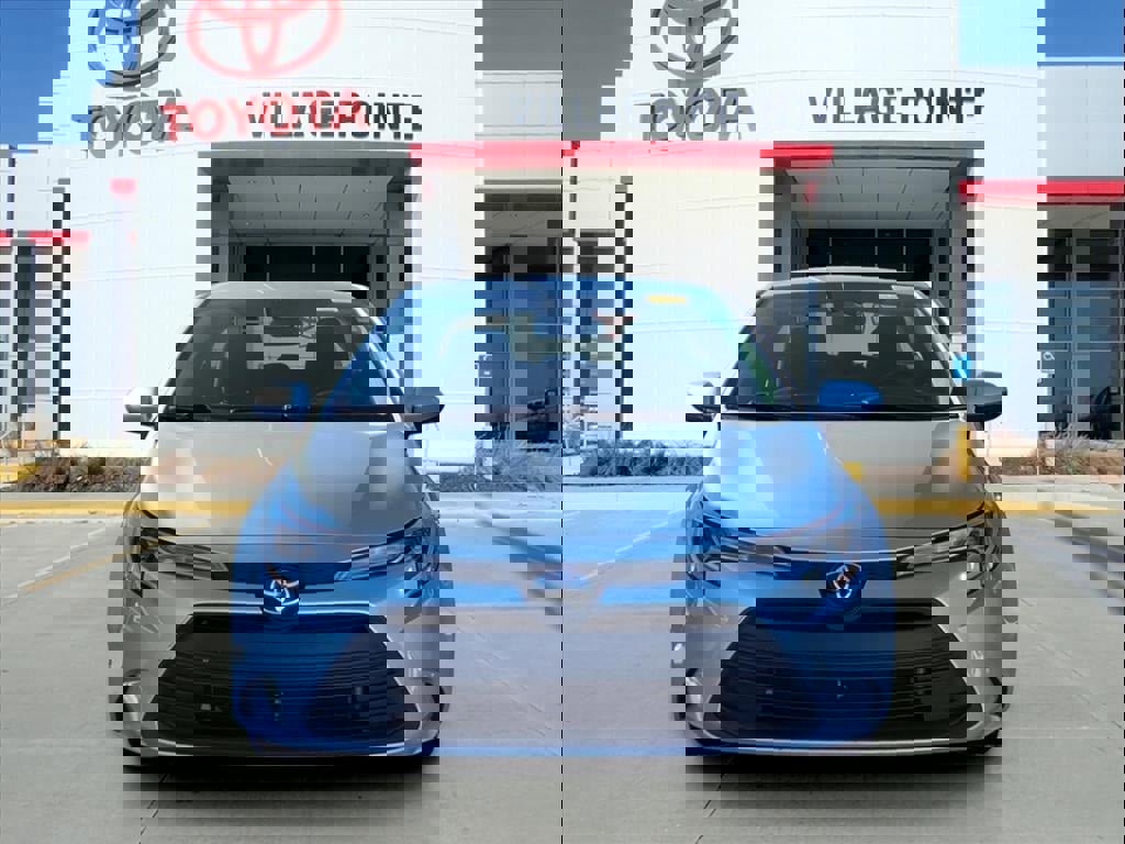 Used 2023 Toyota Corolla LE image 2