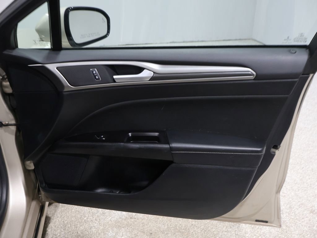 Used 2017 Ford Fusion SE image 25