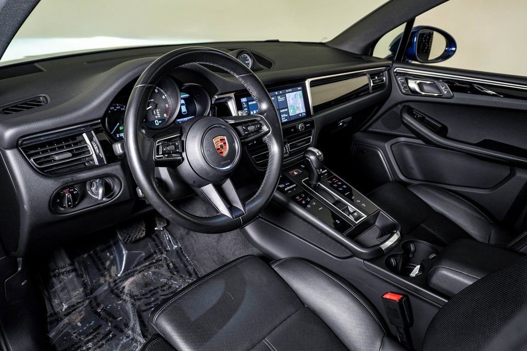 Certified 2023 Porsche Macan image 4