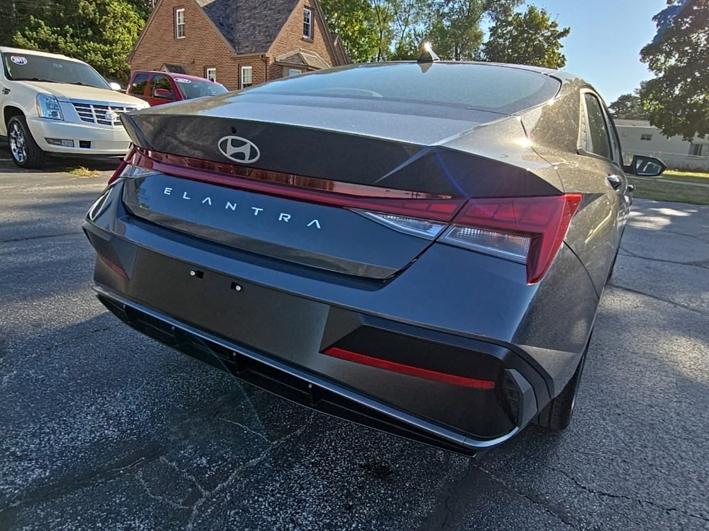 Used 2025 Hyundai Elantra SEL image 29