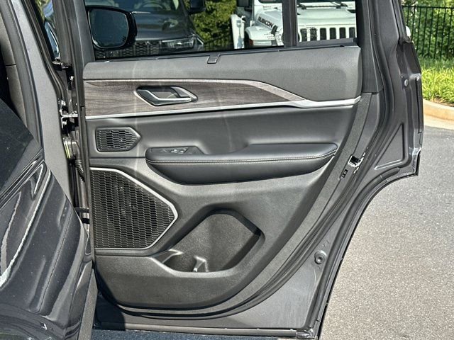 New 2025 Jeep Grand Cherokee Limited w/ Luxury Tech Group II image 16