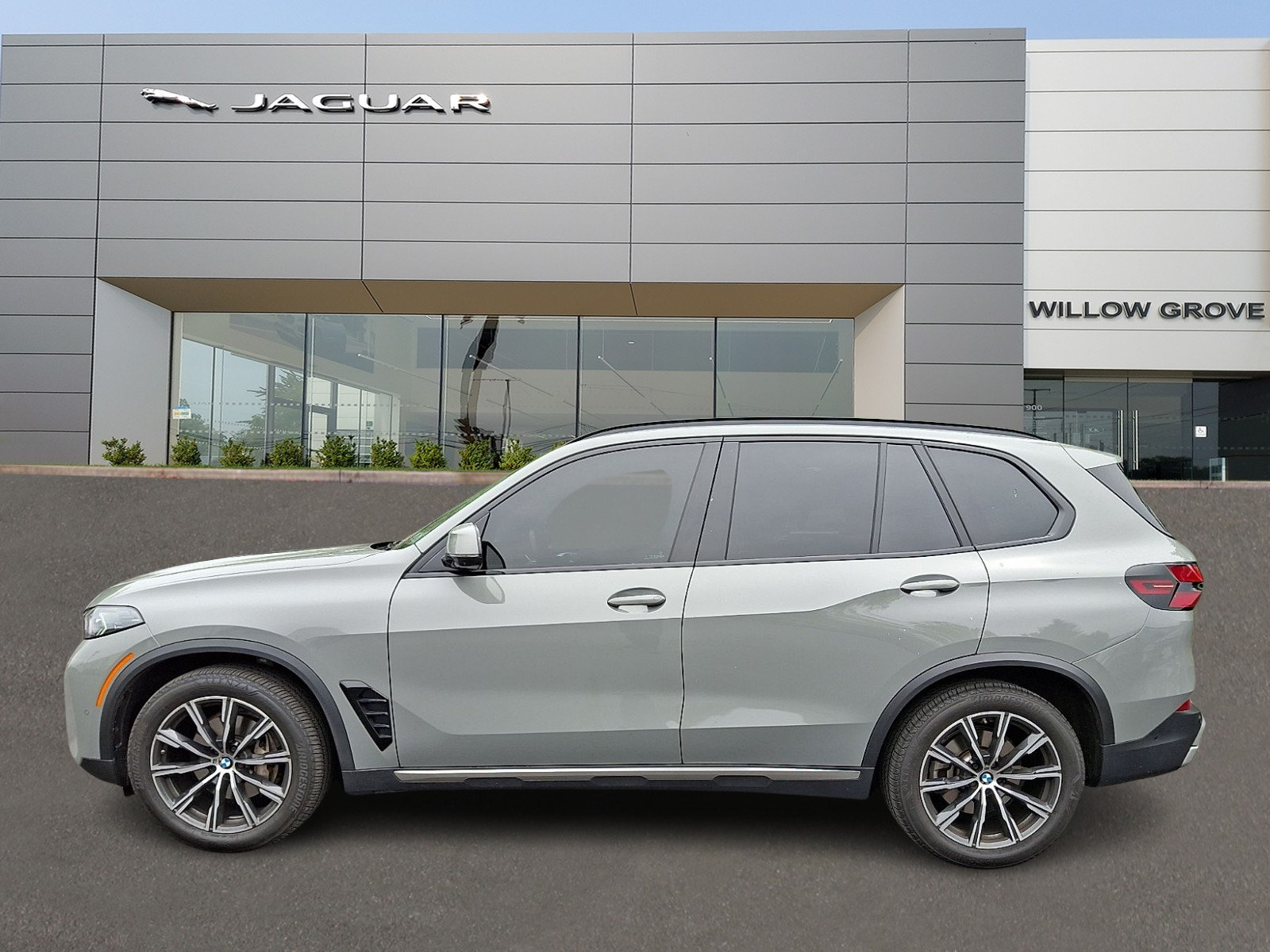 Used 2025 BMW X5 xDrive40i w/ M Sport Package AWD/4WD image 6