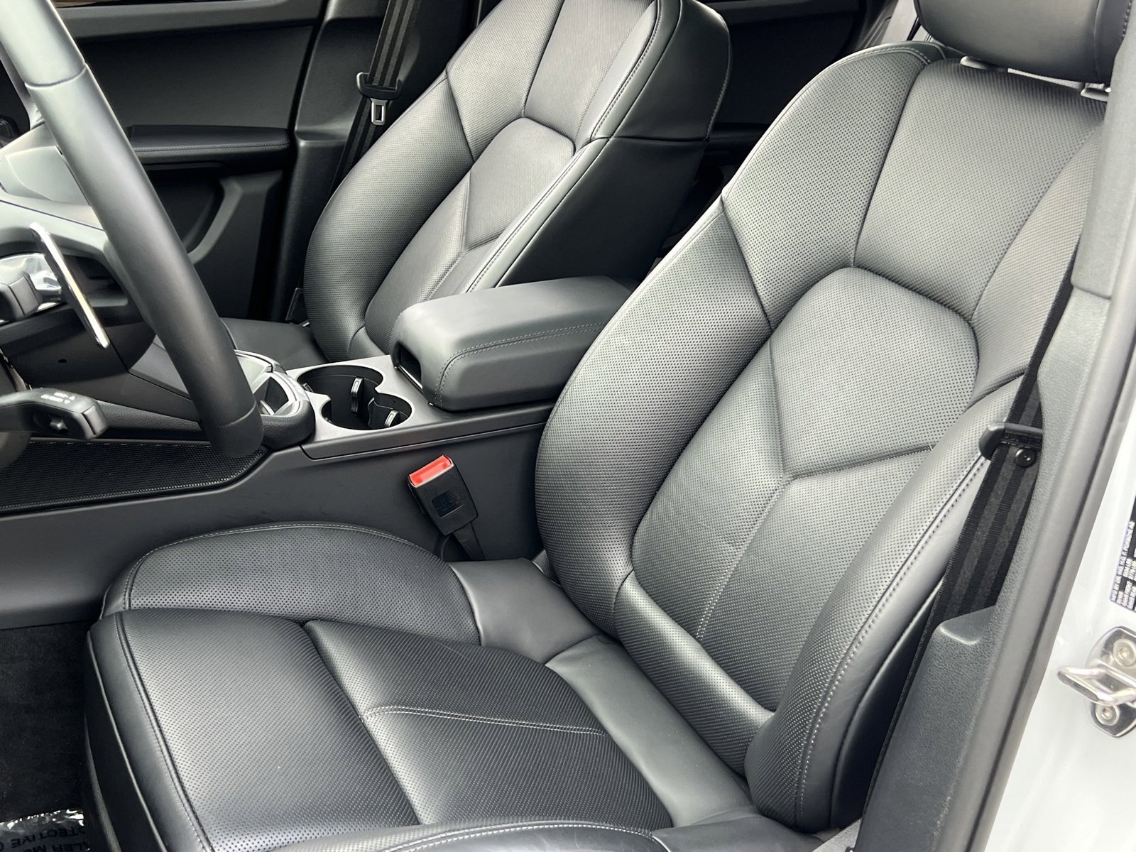 Certified 2025 Porsche Macan Turbo image 5