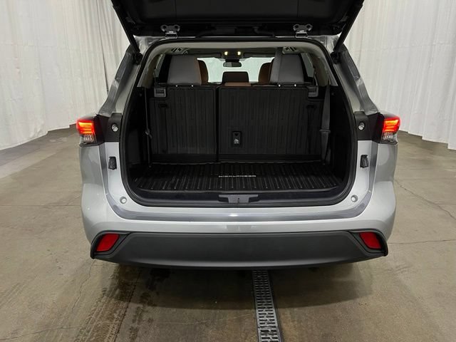 Used 2023 Toyota Highlander LE AWD/4WD image 13