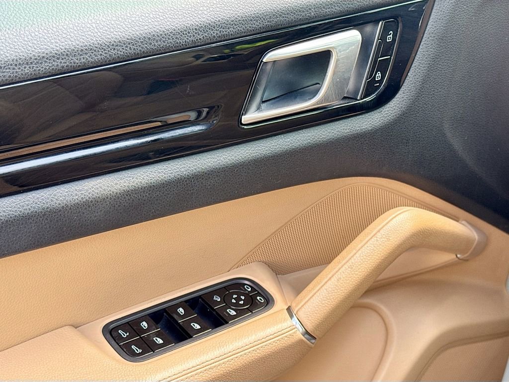 Used 2019 Porsche Cayenne Base image 19