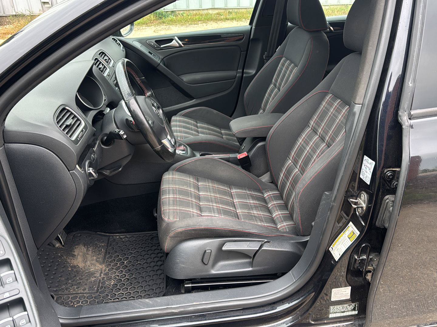 Used 2011 Volkswagen Golf 4-Door FWD image 6