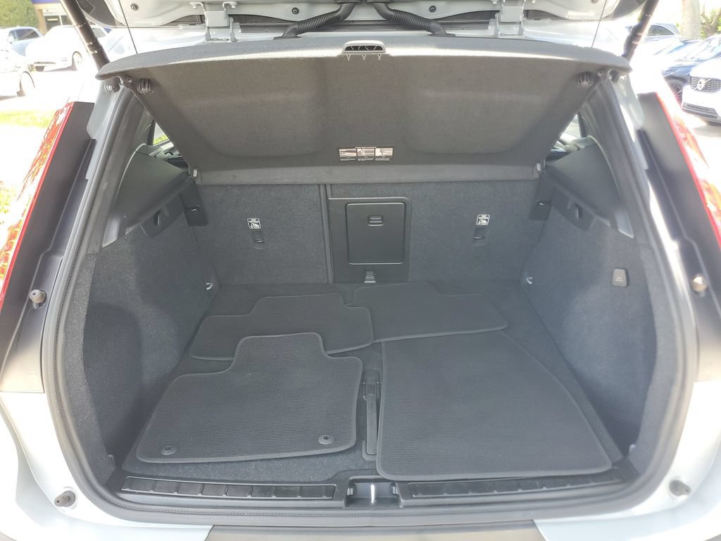 Certified 2024 Volvo XC40 B5 Plus AWD/4WD image 9