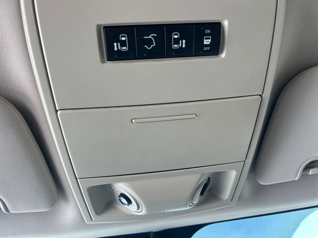 Used 2013 Chrysler Town & Country Limited image 16