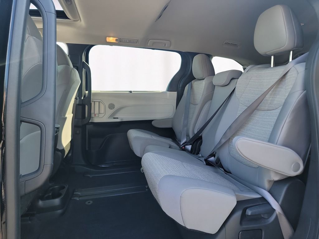 Used 2025 Toyota Sienna LE w/ LE Plus Package FWD image 13
