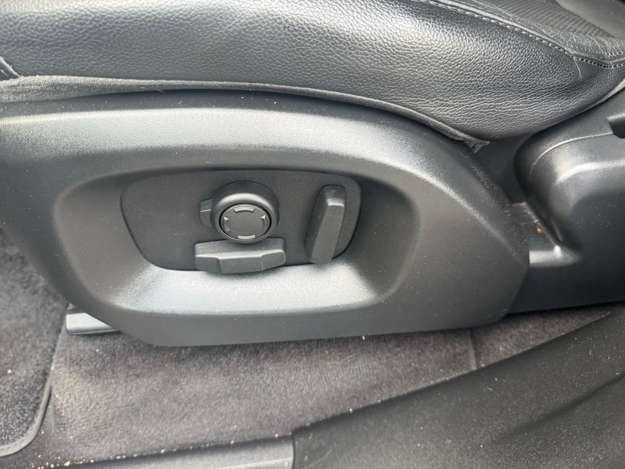 Used 2016 Land Rover Range Rover Sport SE image 18